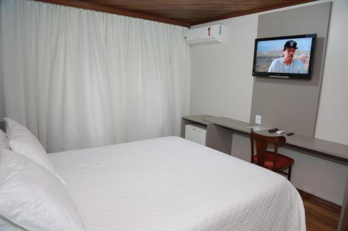 Μια τηλεόραση ή/και κέντρο ψυχαγωγίας στο Letto Hotel Flores da Cunha