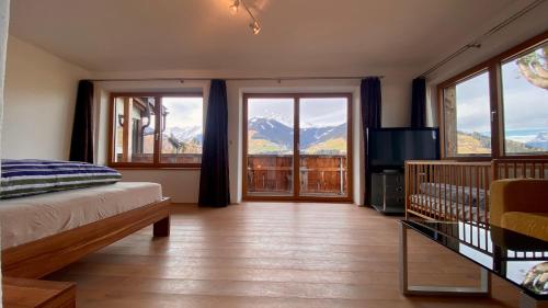 sypialnia z łóżkiem i widokiem na góry w obiekcie Relax Land Apart Grinzens Terrassen Suite Ferienwohnung w mieście Grinzens