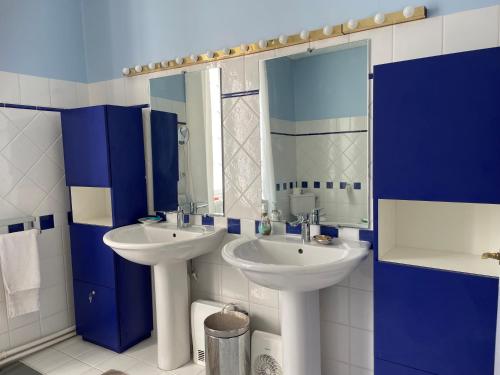 un bagno con due lavandini e uno specchio di Le Pré aux Moines a Fontcouverte