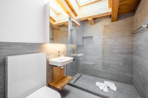 Bilik mandi di LAAX Homes - Casa la Streia