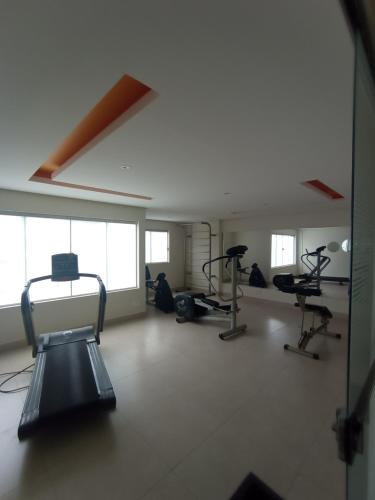 a gym with several exercise bikes in a room at Flat Pontal do Lago in Caldas Novas