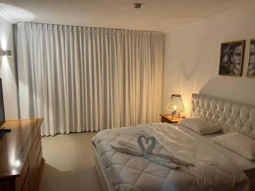 um quarto com uma cama com um coração em SuiteSEA em Eilat