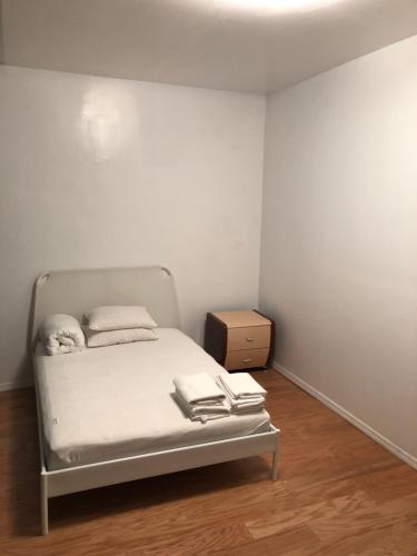 Postel nebo postele na pokoji v ubytování Beachside Brooklyn