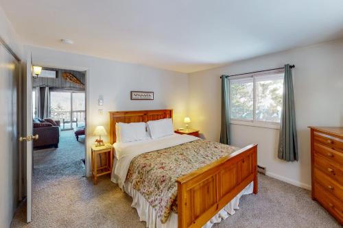 - une chambre avec un grand lit et une fenêtre dans l'établissement Bear Hill Views, à Ludlow
