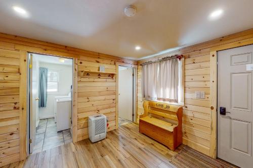 Zimmer mit Holzwänden, Holzböden und einer Tür in der Unterkunft Bear Hill Views in Ludlow