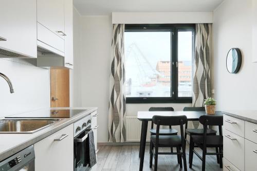 Køkken eller tekøkken på Comodo Apartments - One bedroom apartment - Munkkisaari, Helsinki