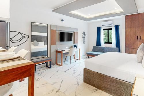 a hotel room with a bed and a desk at Seven Boutique Unit #36 in Cancún