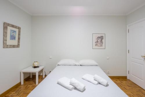 um quarto branco com uma cama branca e uma mesa em 2BR Penthouse with Terrace and City views em Las Palmas de Gran Canaria