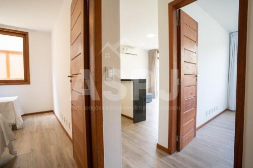 una camera con porta che conduce a una camera da letto di Barra Grande 129 a Marau