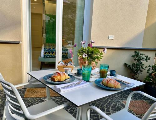 een tafel met twee borden croissants erop bij Tenuta Miranda Agriresort in Pimonte
