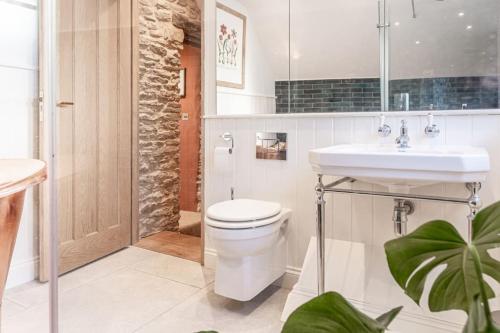 een badkamer met een toilet en een wastafel bij Luxury Bolthole in the Heart of the Cotswolds in Malmesbury