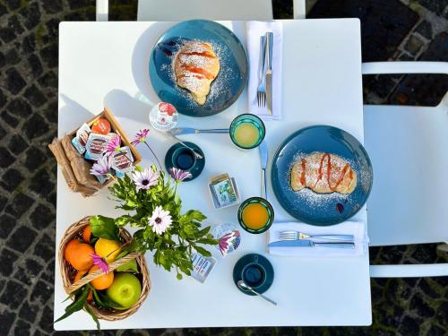een tafel met twee borden eten en een fruitschaal bij Tenuta Miranda Agriresort in Pimonte