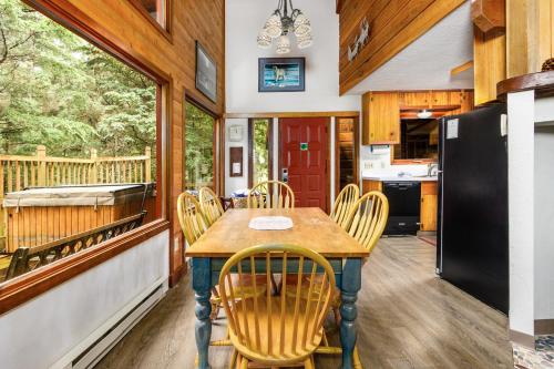 ガードウッドにあるVail Chaletのダイニングルーム、キッチン(テーブル、椅子付)