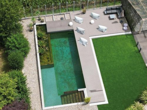 an overhead view of a swimming pool in a garden at vista-apartments in Ebersbach