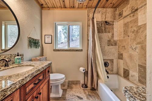 y baño con lavabo, aseo y bañera. en Luxury Twain Harte Cabin Private Hot Tub and Views!, en Twain Harte