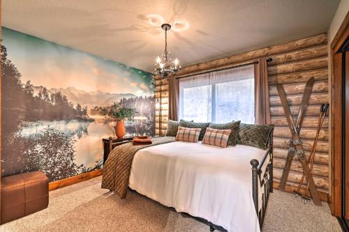 1 dormitorio con 1 cama y una pintura en la pared en Luxury Twain Harte Cabin Private Hot Tub and Views!, en Twain Harte
