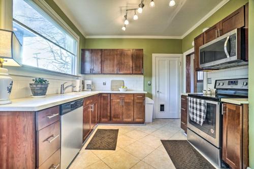 Η κουζίνα ή μικρή κουζίνα στο Charming and Family-Friendly Zanesville Home!
