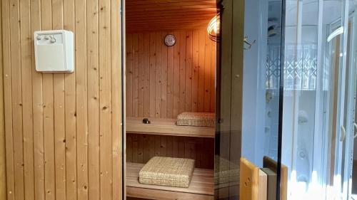 sauna z ławką i zegarem na ścianie w obiekcie Azaleas by Check-in Portugal w mieście Vilamoura