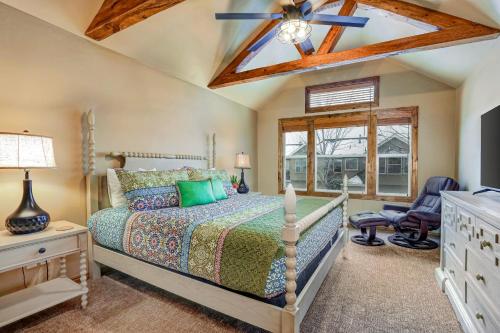 1 dormitorio con 1 cama y ventilador de techo en 4 Bed 4 Bath Vacation home in Oaks at Wasatch, en Cottonwood Heights