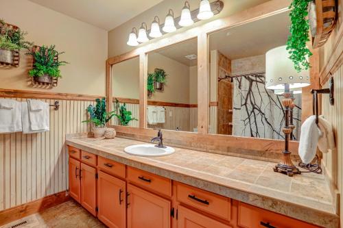 baño con lavabo y espejo grande en 4 Bed 4 Bath Vacation home in Oaks at Wasatch, en Cottonwood Heights