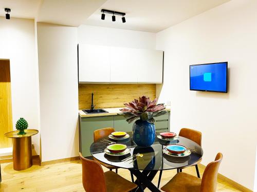 een eetkamer met een tafel en stoelen en een keuken bij Agrigento Boutique Apartments in Agrigento