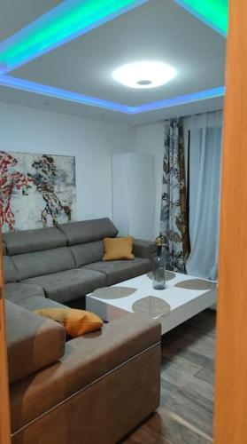 un salon avec un canapé et une table dans l'établissement T2 tout confort climatisé de Lilou, à Aix-en-Provence