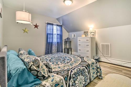 - une petite chambre avec un lit et une fenêtre dans l'établissement Clio Apt on 3 Acres, 14 Mi to Frankenmuth!, à Birch Run