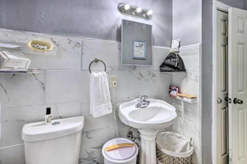 伯明翰的住宿－Family-Friendly Birmingham Home 3 Mi to Dtwn，白色的浴室设有卫生间和水槽。