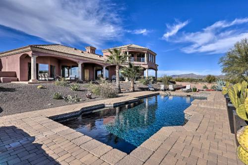 Kolam renang di atau dekat dengan Mtn-View Gem with Pool, BBQ and Fire Pit in Scottsdale
