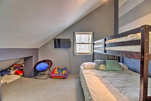 - une chambre avec 2 lits superposés et une télévision dans l'établissement Spacious and Secluded Home by Pokegama Lake!, à Grand Rapids