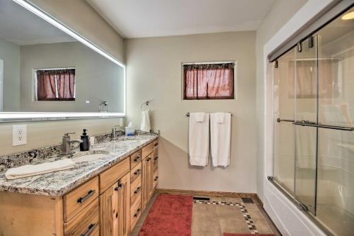 La salle de bains est pourvue d'un lavabo et d'une douche. dans l'établissement Spacious and Secluded Home by Pokegama Lake!, à Grand Rapids