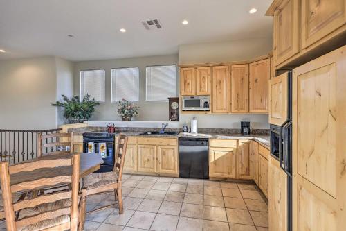 Dapur atau dapur kecil di Mtn-View Gem with Pool, BBQ and Fire Pit in Scottsdale