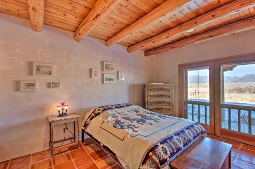 El Prado的住宿－Southwest Home with 360-Degree Mtn View, Ski Nearby!，一间带床的卧室,位于带窗户的房间内