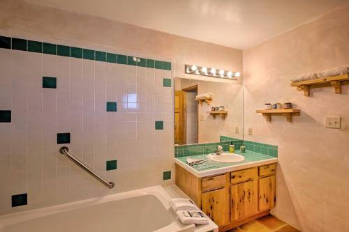 La salle de bains est pourvue d'une baignoire et d'un lavabo. dans l'établissement Southwest Home with 360-Degree Mtn View, Ski Nearby!, à El Prado
