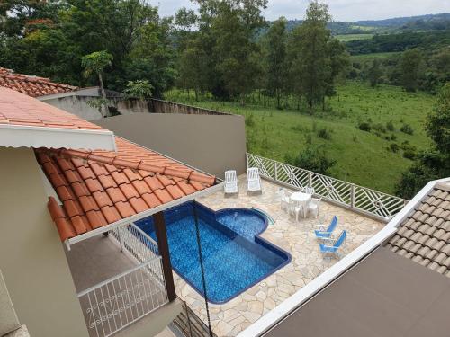 an aerial view of a house with a swimming pool at Casa ChaCha - Paz e Bem in Águas de São Pedro