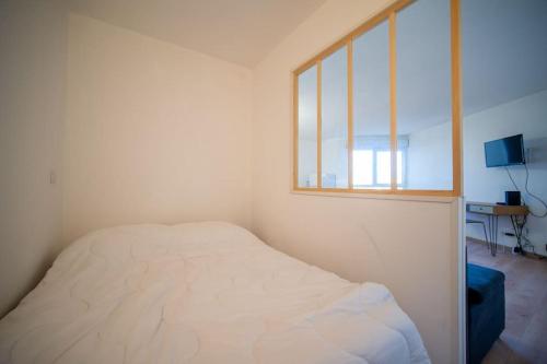 une petite chambre avec un lit et une fenêtre dans l'établissement Fully equipped apartment 2 to 4 people St Charles, à Marseille