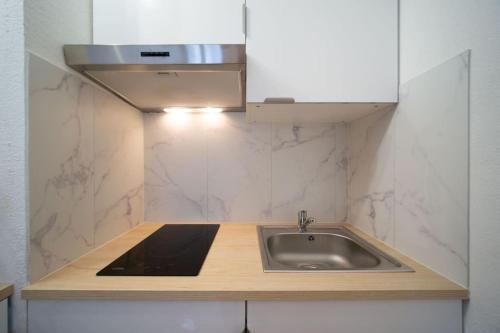 une cuisine avec un évier et une cuisinière dans l'établissement Fully equipped apartment 2 to 4 people St Charles, à Marseille