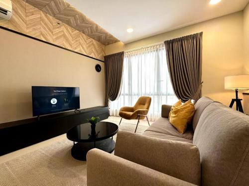 The Apple Premier Condo in melaka في ميلاكا: غرفة معيشة مع أريكة وتلفزيون
