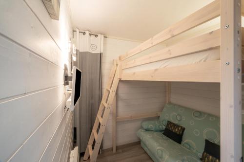 a bunk bed in a tiny house at L'Espiaube in Saint-Lary-Soulan
