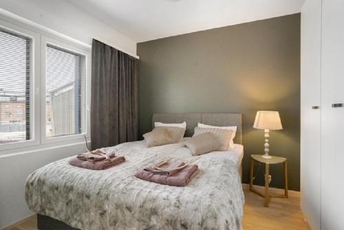 1 dormitorio con 1 cama con 2 toallas en Loimu, en Rovaniemi