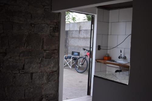 una puerta a una cocina con una bicicleta en una habitación en CasaRafael en Tandil