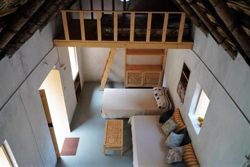 uma vista sobre um quarto com um sofá e um loft em Pousada Dragoeiro Monte Joana Santo Antão em Ribeira Grande