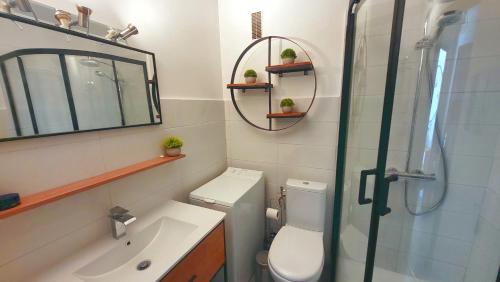 a bathroom with a toilet and a sink and a shower at Le Bel Air - Central avec Climatisation & Parking in Gréoux-les-Bains