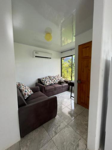 ein Wohnzimmer mit 2 Sofas und einer Tür in der Unterkunft Casa anwara in San Isidro