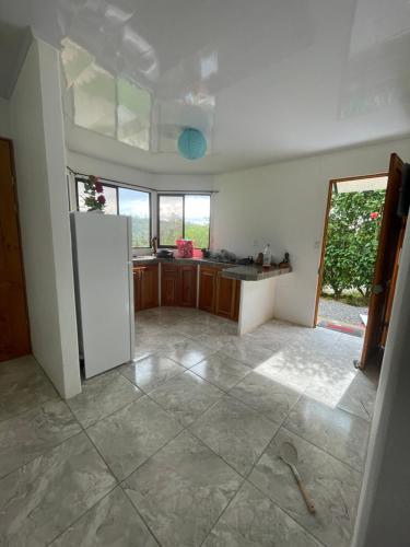 eine Küche mit einem weißen Kühlschrank im Zimmer in der Unterkunft Casa anwara in San Isidro