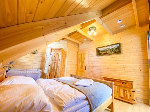 1 dormitorio con 2 camas en una cabaña de madera en Góralska Willa Bajka, en Międzybrodzie Żywieckie