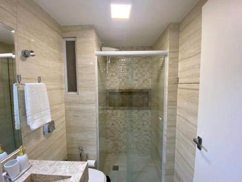 uma casa de banho com um chuveiro, um WC e um lavatório. em Lindo apto reformado no coração de BC no Balneário Camboriú