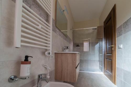 a bathroom with a sink and a toilet and a shower at Tenuta Pascarella Bed & Breakfast in Frasso Telesino