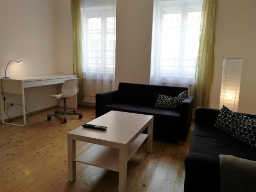 uma sala de estar com um sofá e uma mesa em Ferienunterkünfte in Sievering em Viena