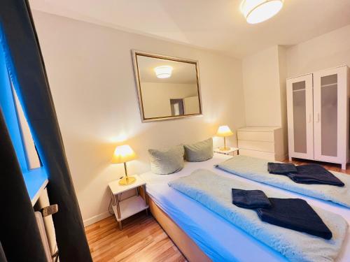 Un pat sau paturi într-o cameră la BerlinLux Apartments - Gitschiner